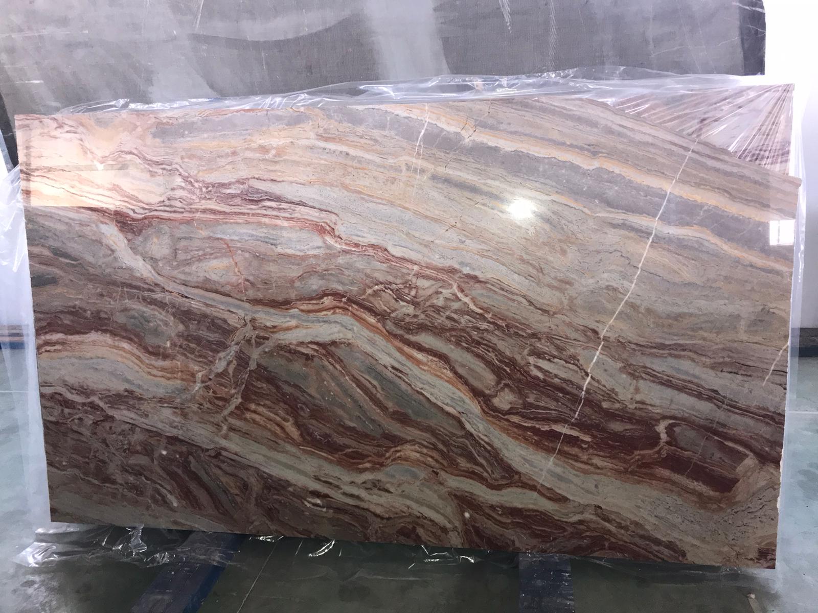 розовый мрамор